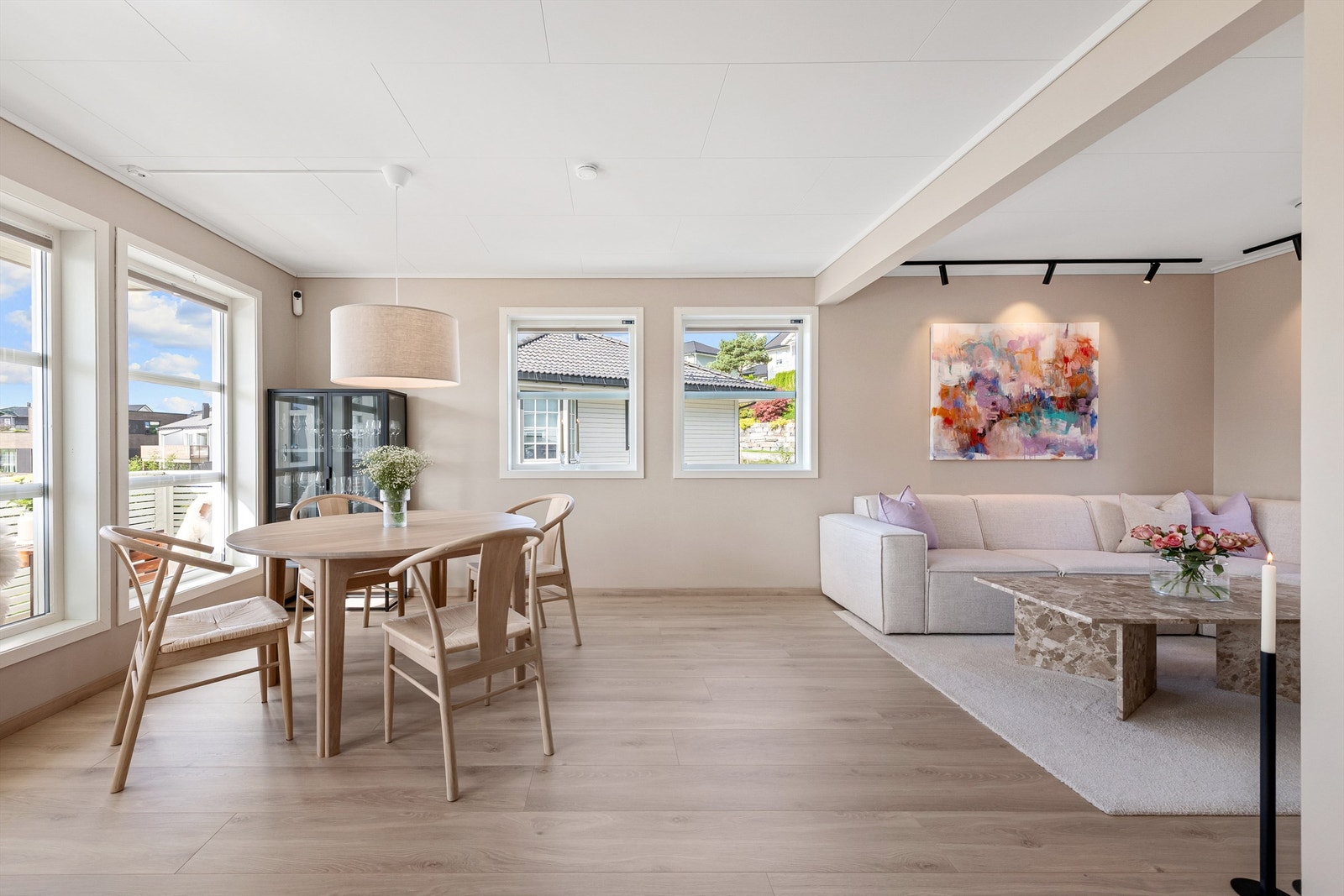 Stue med gode lysforhold godt med naturlig lysinnslipp fra vinduer. Flott belysning og tilpasset solskjerming i vinduer Galleribilde