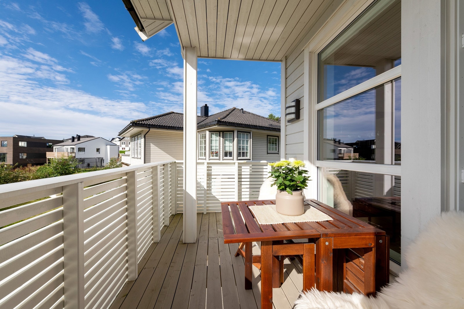 Utgang fra stue til vestvendt veranda med trapp til terreng og markterrasse Galleribilde