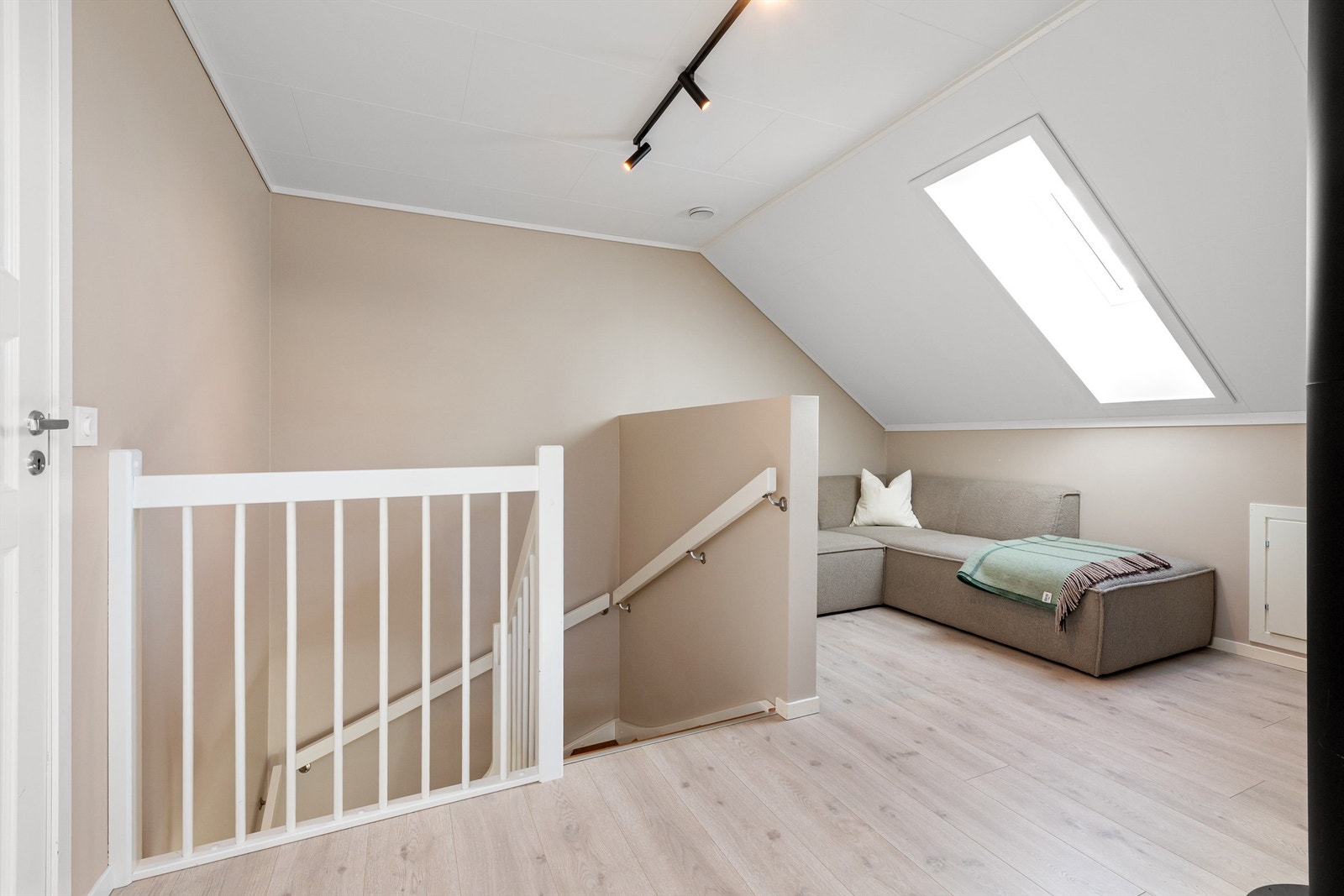 Gang/trapperom/loftstue i 2. etasje som kan innredet med både sofa og tv-krok Galleribilde