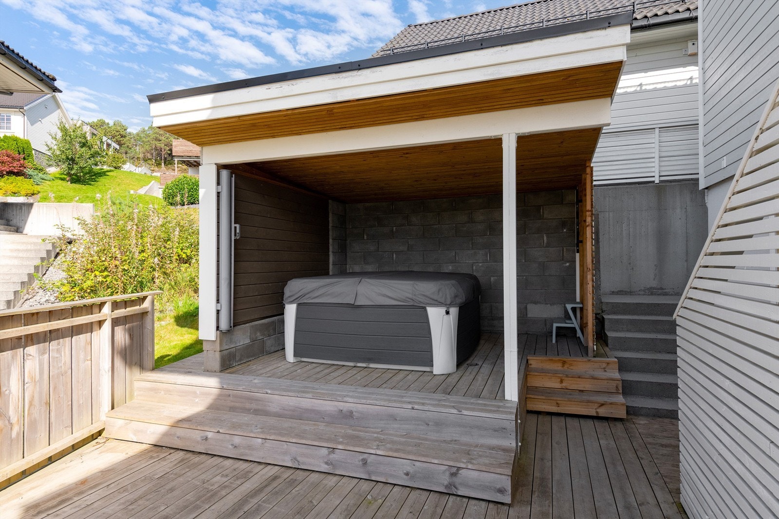 Overbygd hagestue med jacuzzi Galleribilde