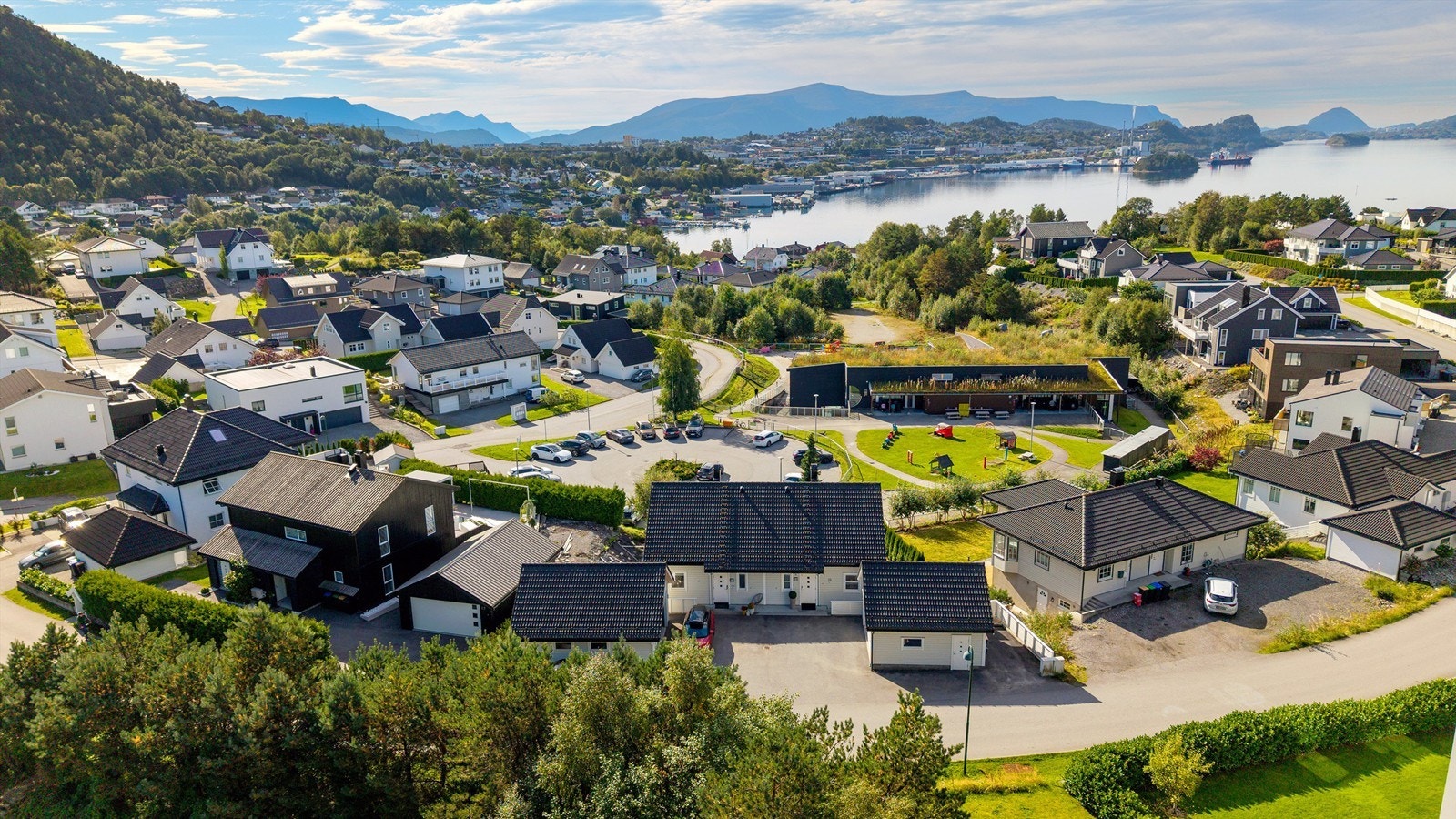 Dronebilde av eiendommen og nærområde - barnehage like vest for eiendommen Galleribilde