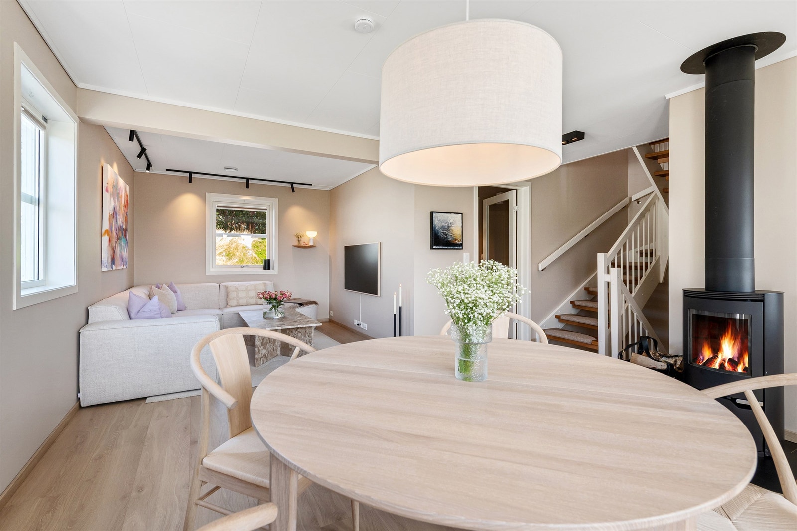 Det er peisovn med glassdør i stuen som gir en lun og hyggelig atmosfære - i tillegg gulvvarme i stue/kjøkken Galleribilde