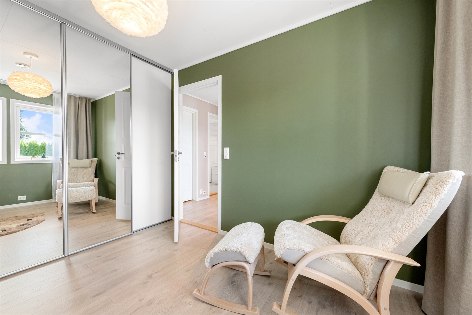 Soverom nr. 2 i underetasjen med skyvedørsgarderobe med speilfronter som gir en god romfølelse Galleribilde