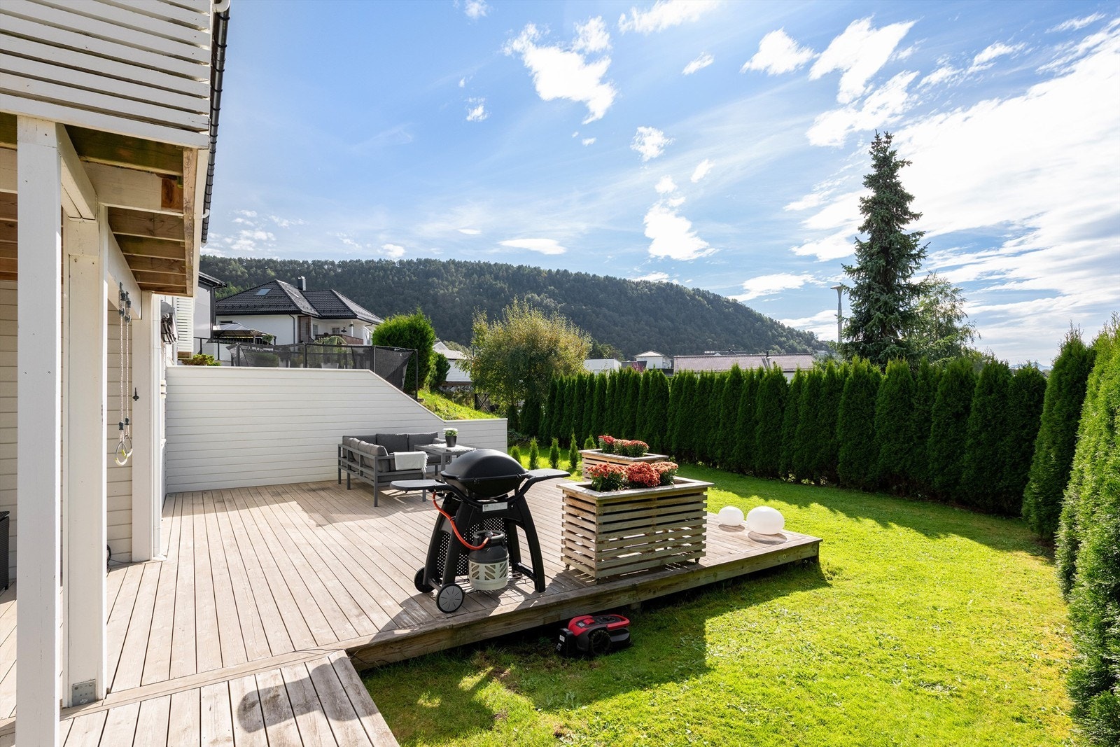 Skjermet og barnevennlig uteområde i hagen Galleribilde