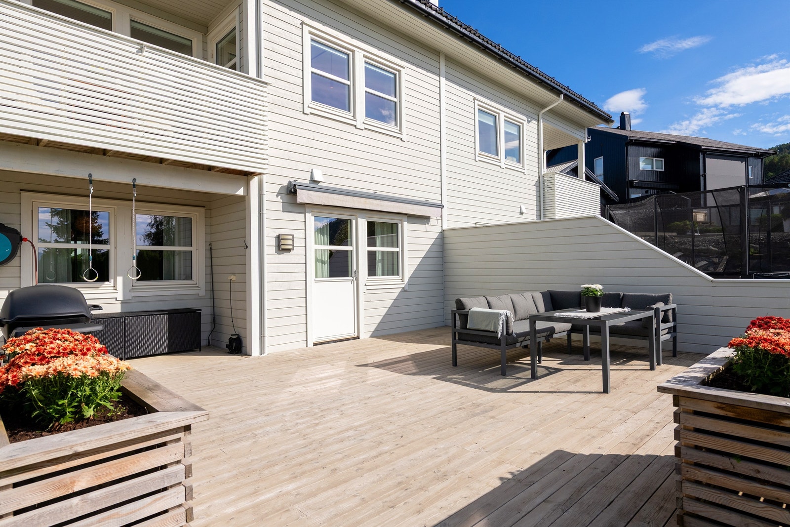 Stor og romslig markterrasse på 70 kvm med god plass til flere soner og sittegrupper Galleribilde