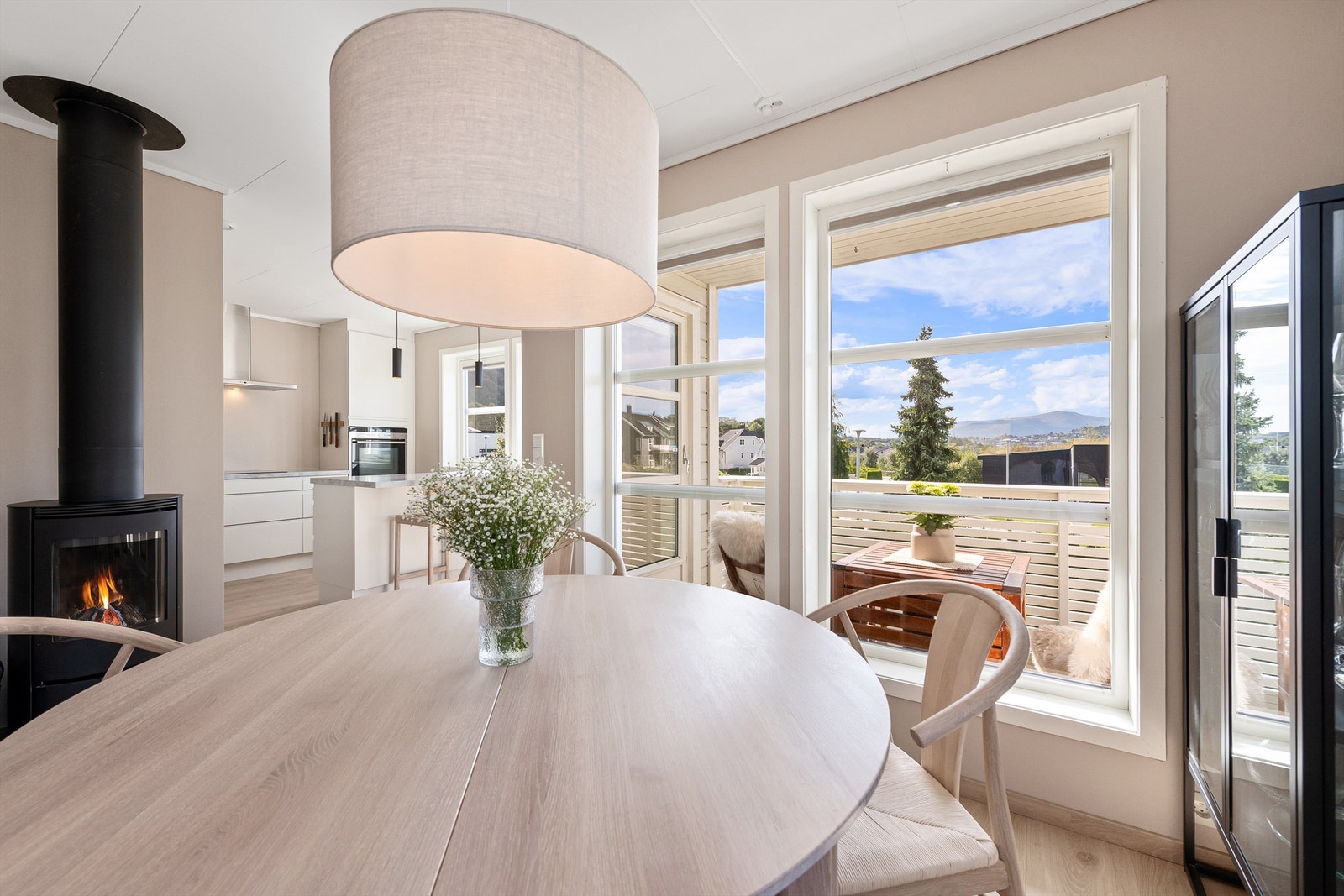 Det er åpen men likevel skjermet løsning mellom stue og kjøkken. Spisestuen er plassert ved vindu med flott utsikt vestover. Flott belysning og tilpasset solskjerming i vinduer Galleribilde