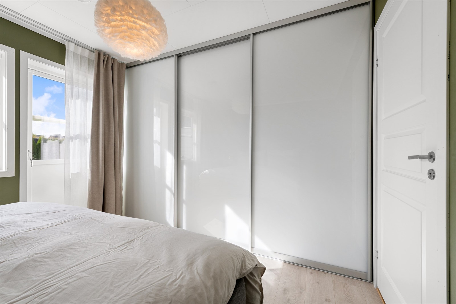 Stor skyvedørsgarderobe på hovedsoverom i underetasjen Galleribilde