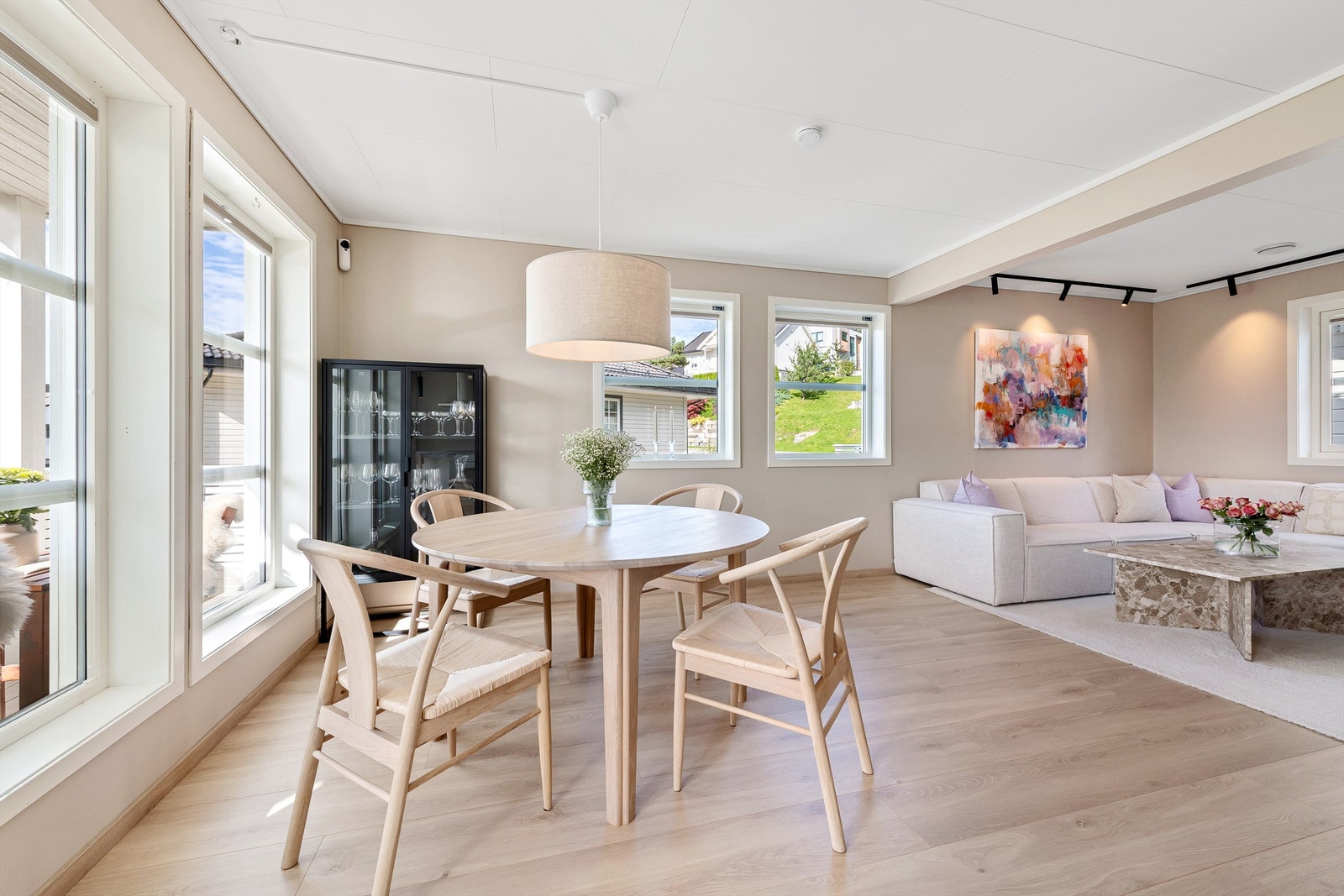 Det er god plass til både sofagruppe og spisestue i stuen. Stuen har gulvvarme, flott belysning og tilpasset solskjerming Galleribilde