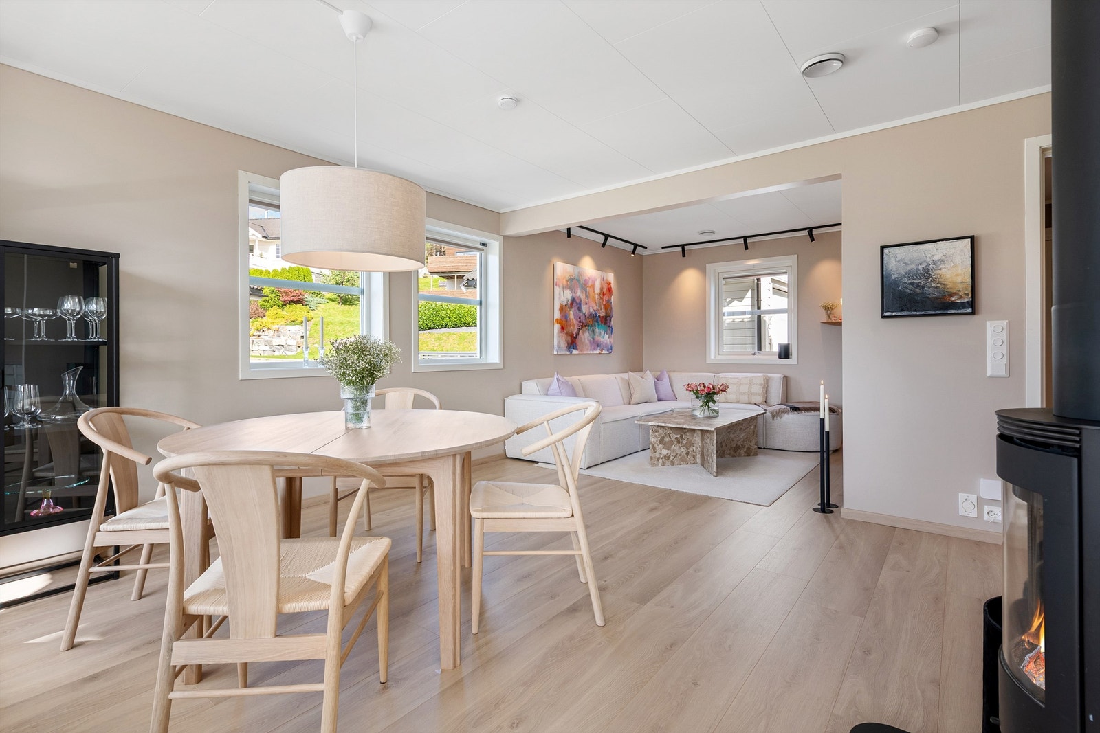 Åpen stue og kjøkkenløsning med gulvvarme, flott belysning og tilpasset solskjerming Galleribilde