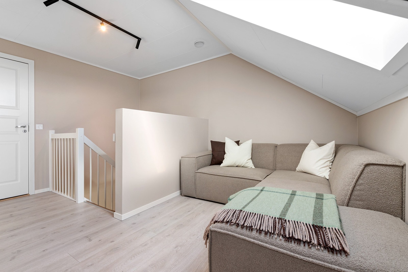 Gang/trapperom/loftstue i 2. etasje som kan innredet med flott skjermet tv- og sofakrok Galleribilde
