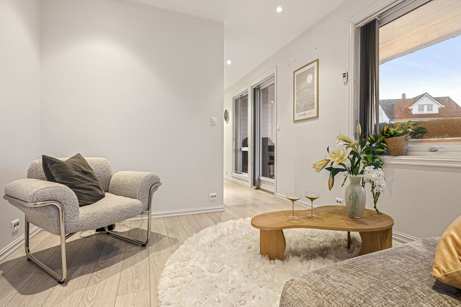 Downlights i tak og store vindusflater gir en gjennomgående god atmosfære Galleribilde