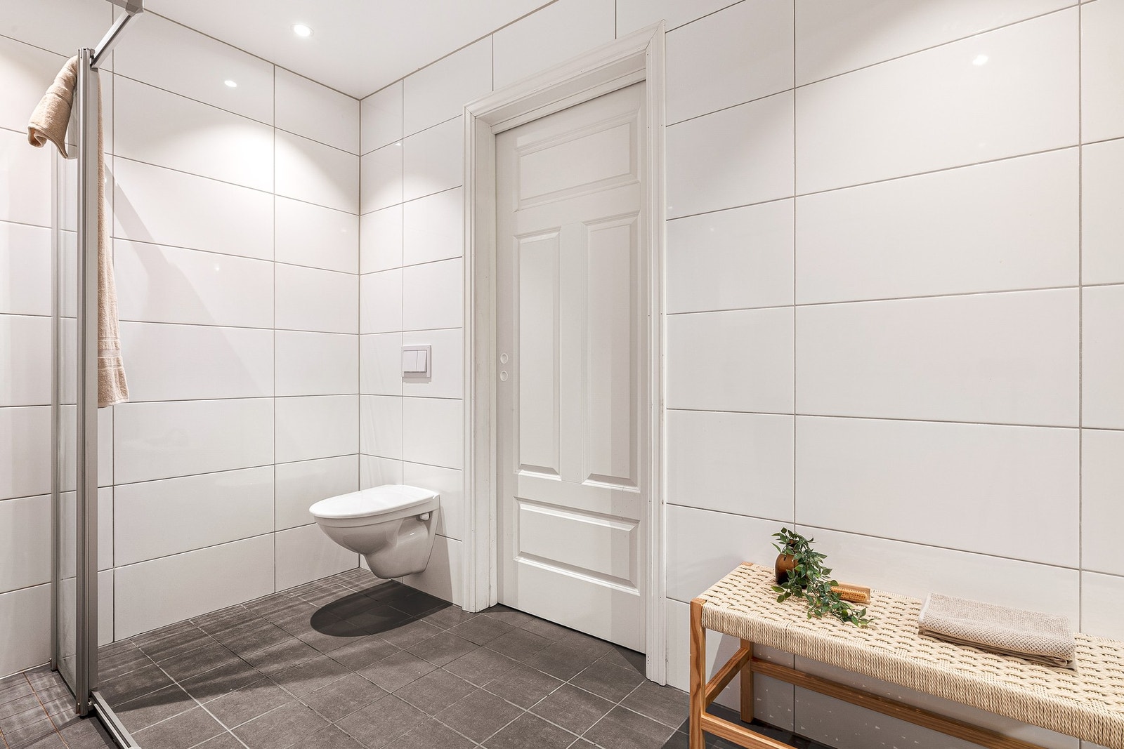 Badet måler hele 6,5 kvadratmeter og har separat vaskeseksjon like ved Galleribilde