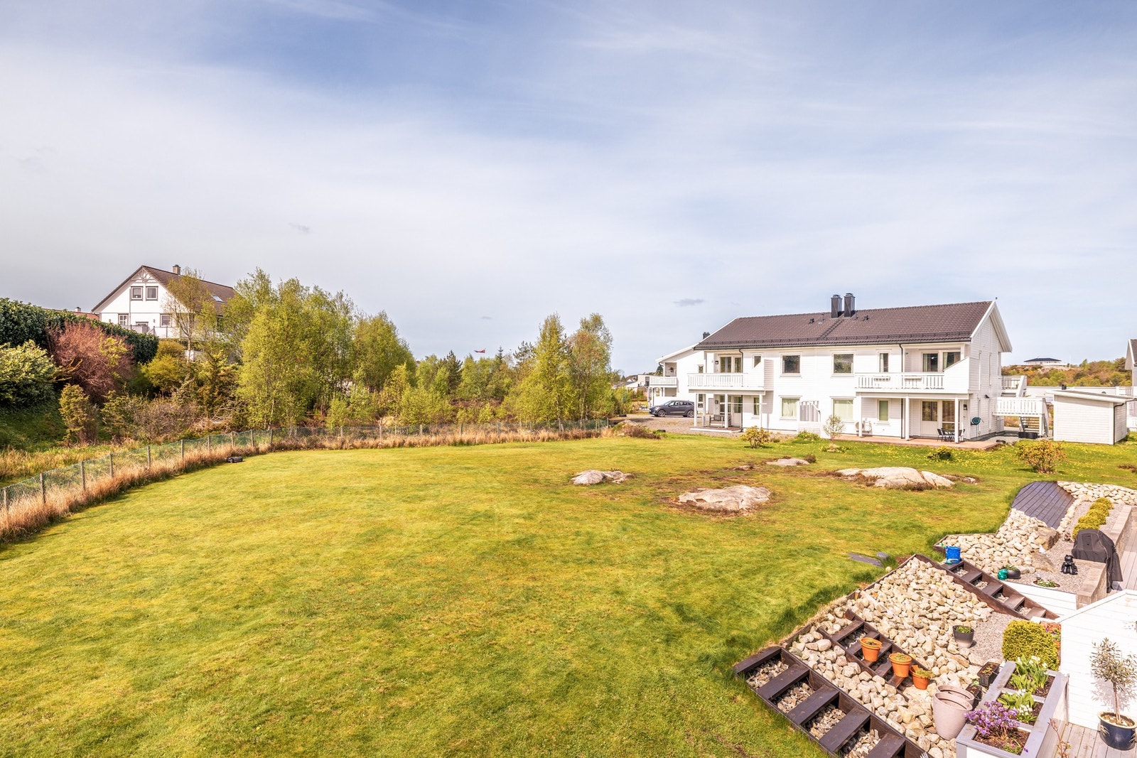 Stor felles tomt tilhørende sameiet som består av totalt 8 seksjoner Galleribilde