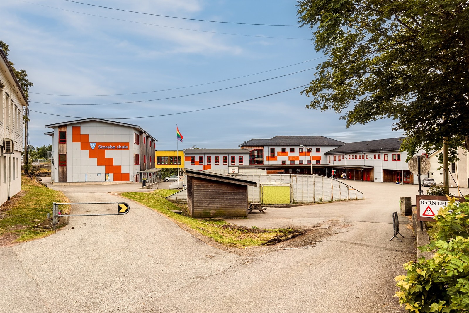 Storebø skule ligger i gåavstand fra boligen! Galleribilde