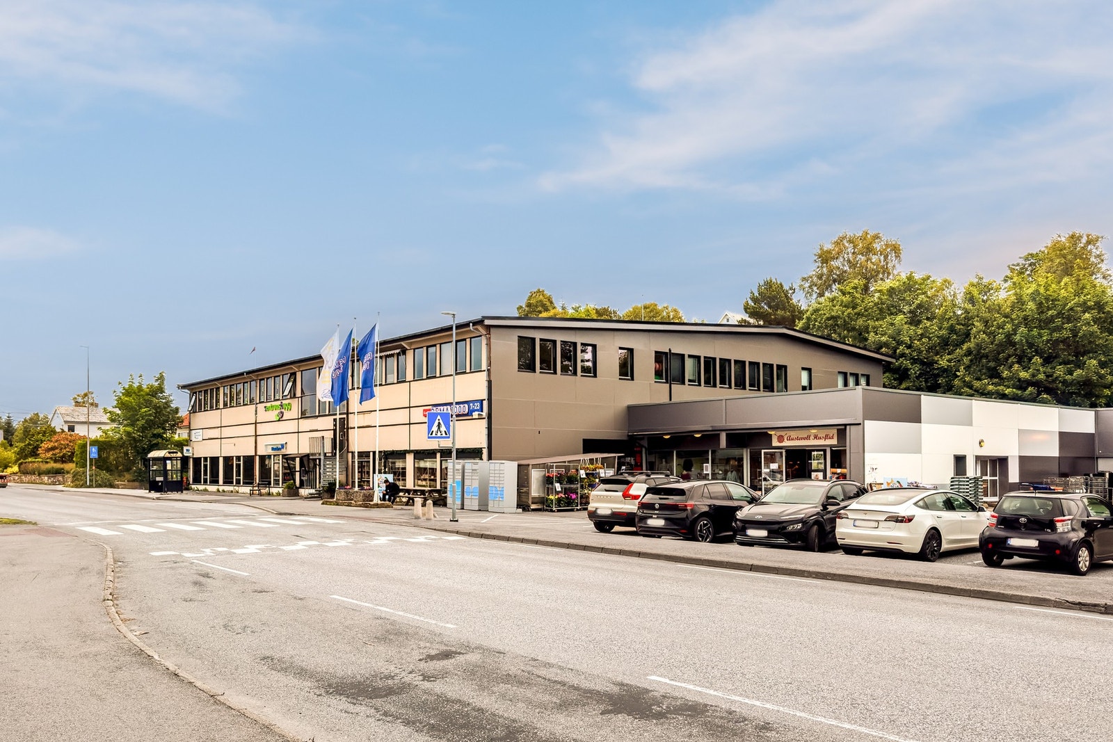 Kun en 7 minutters gange unna ligger sentrumsbygg med blant annet dagligvarebutikken Rema 1000 Galleribilde