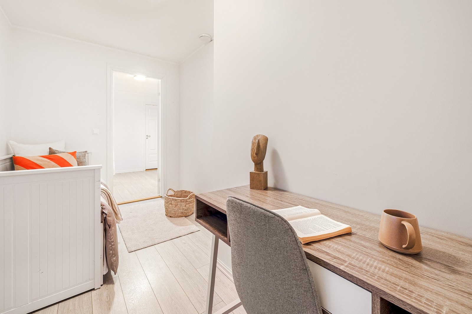 Her er det god plass til både seng, skrivebord og annet passende møblement Galleribilde