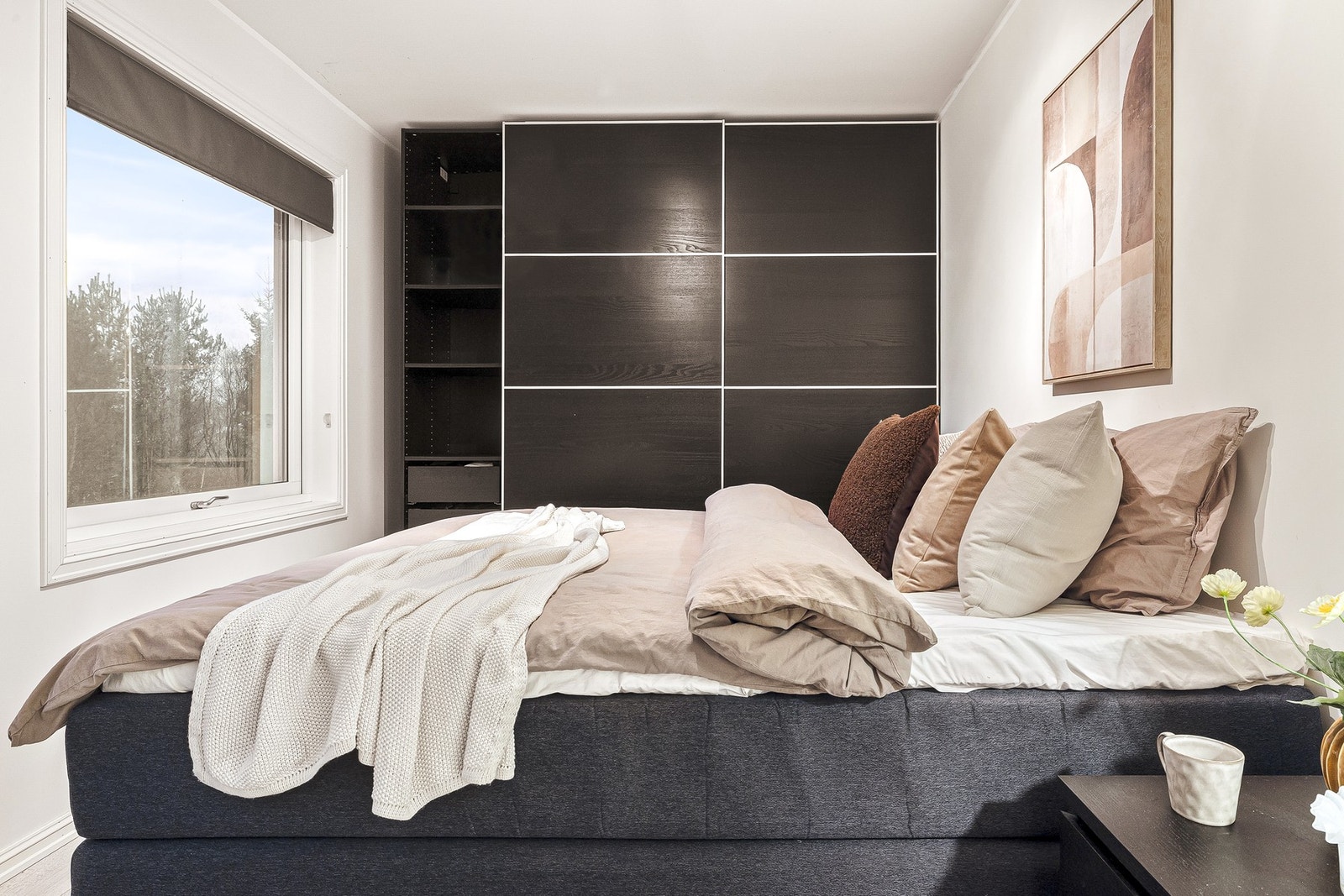 Praktisk skyvedørsgarderobe gir gode oppbevaringsmuligheter Galleribilde