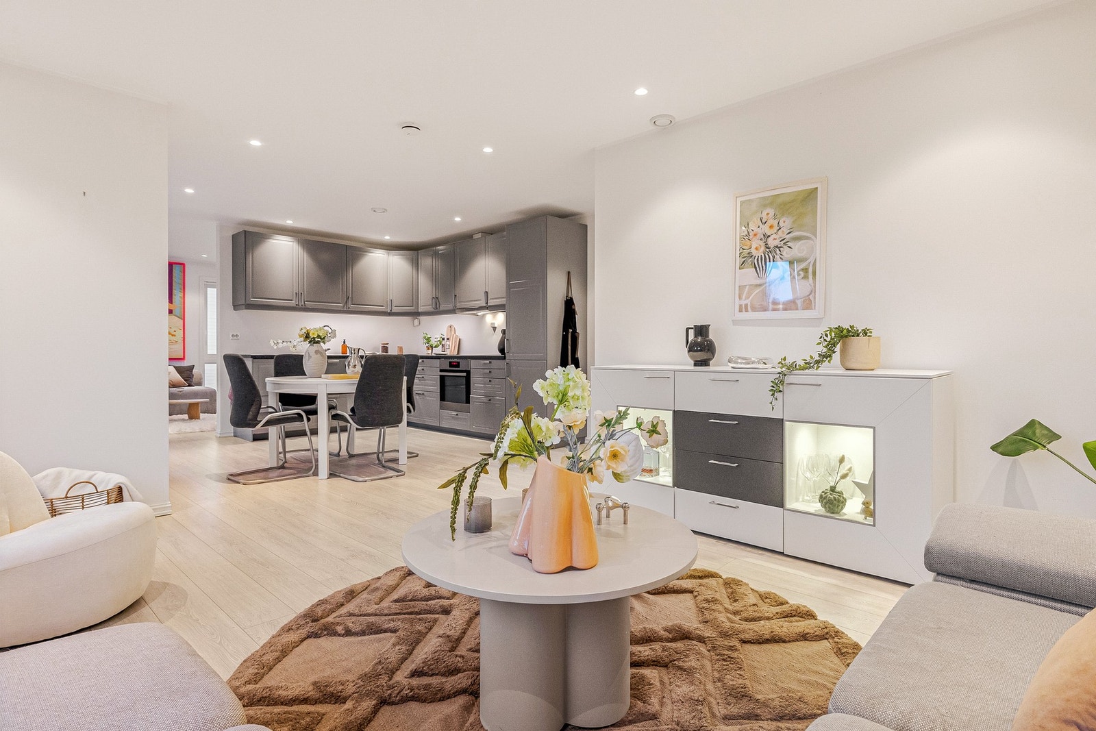 Åpen løsning mellom stue og kjøkken skaper et sosialt preg i leiligheten Galleribilde