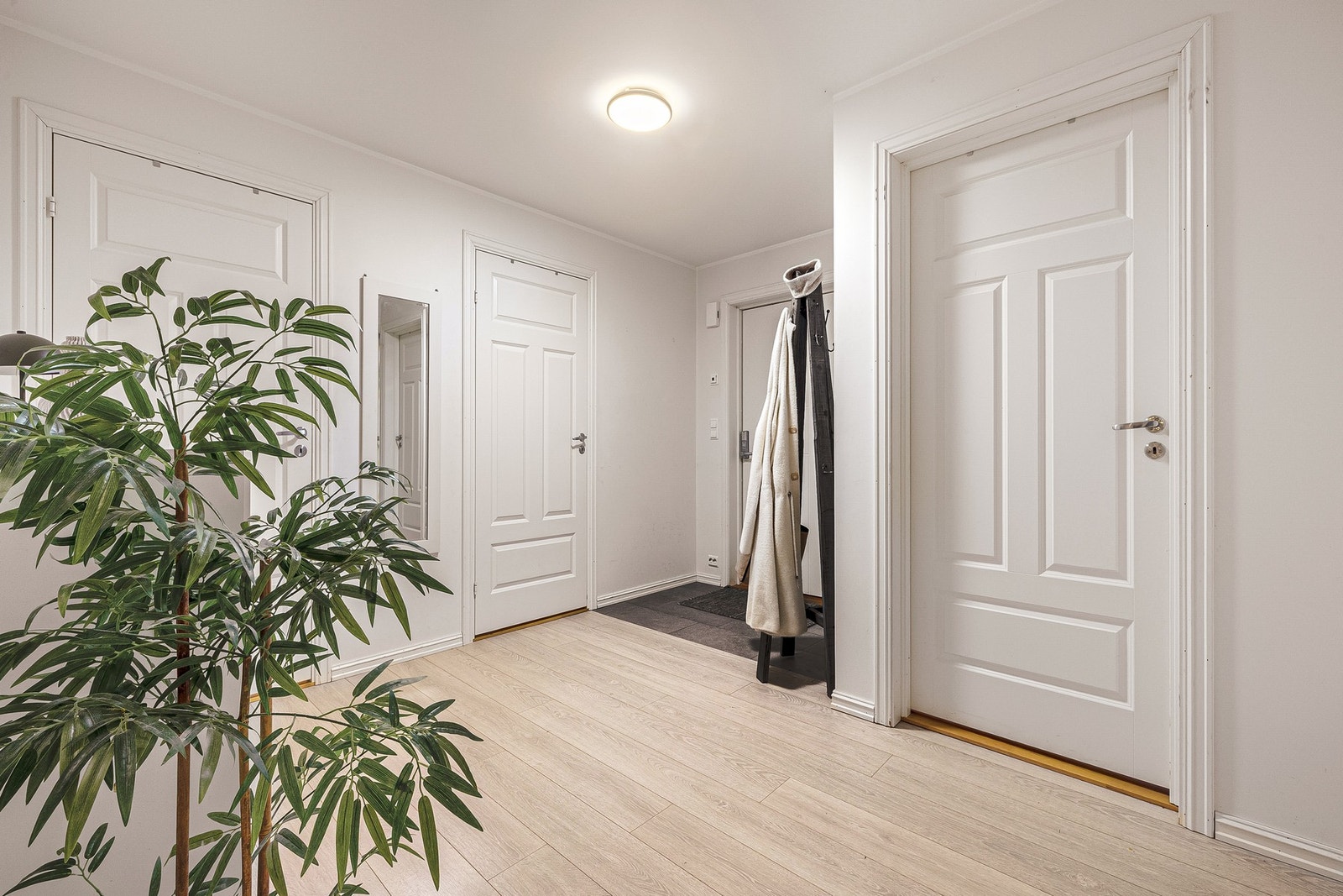 Hallen måler hele 11 kvadratmeter og har god plass til oppbevaring av sko og yttertøy Galleribilde