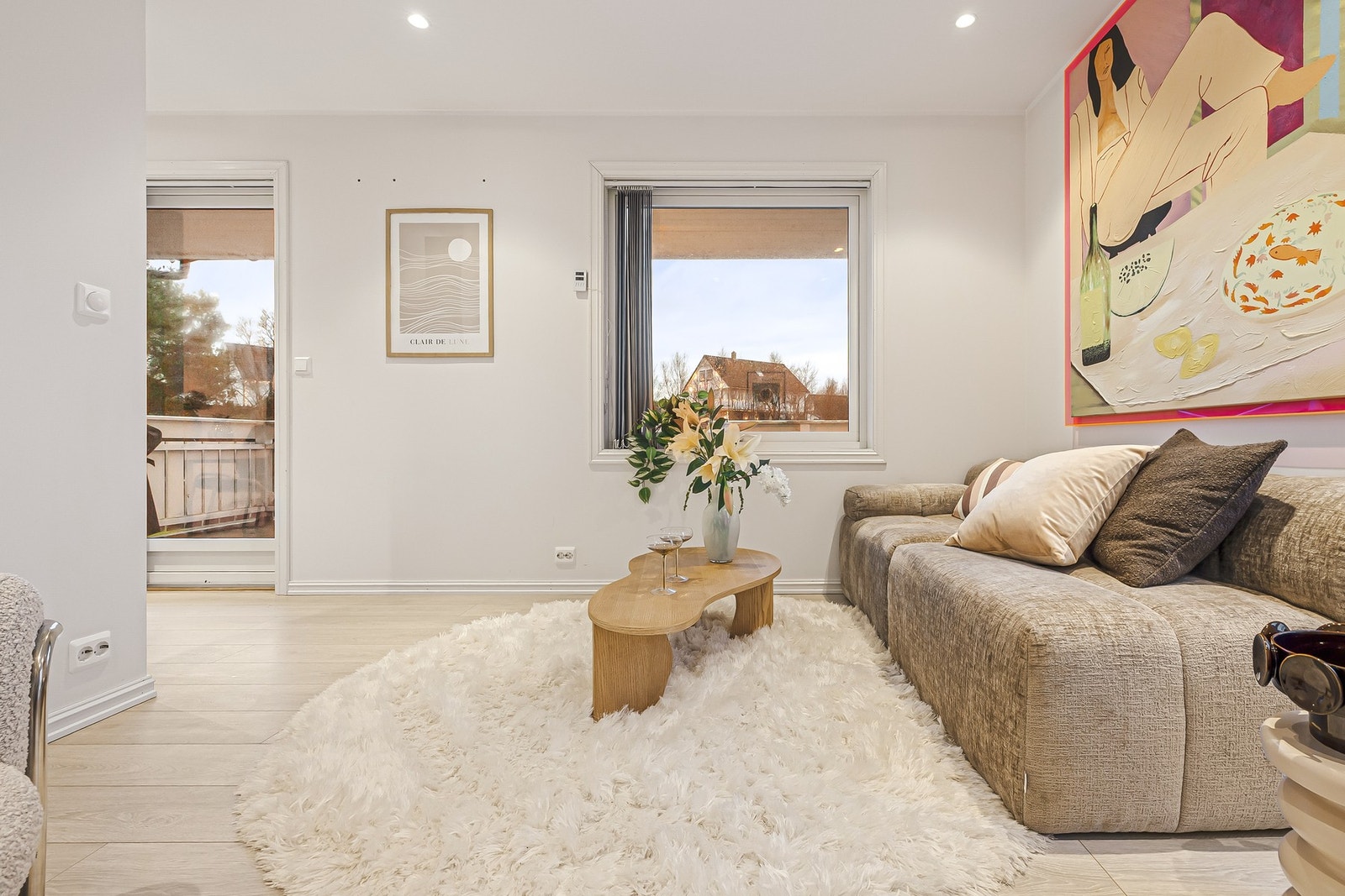 Herfra har man utgang til en stor balkong med gode solforhold Galleribilde