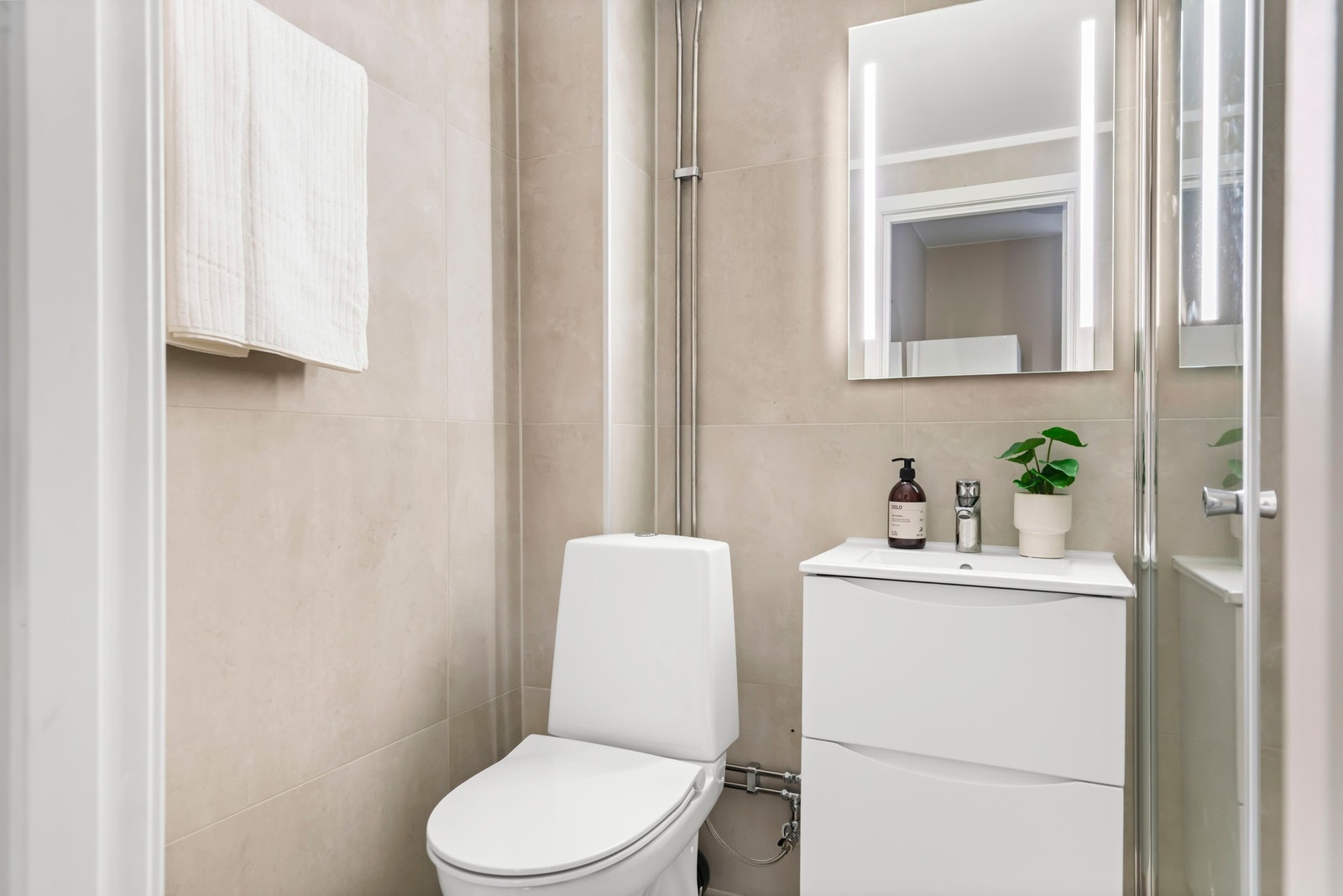 Baderomsinnredningen byr på servantskap med glatte, folierte fronter og heldekkende servant. Galleribilde