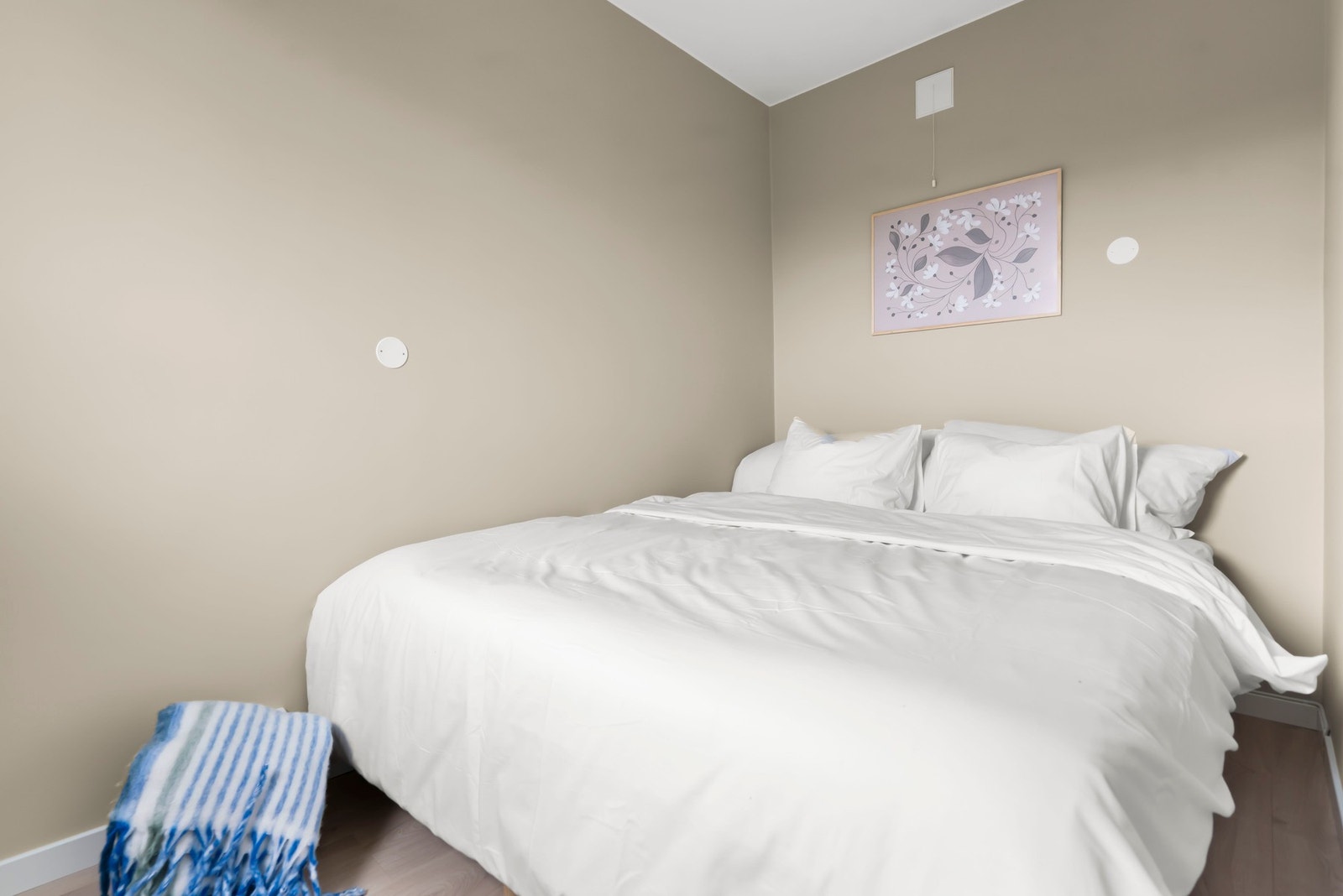 Soverommet er malt i delikate farger som gir en innbydende følelse. Galleribilde