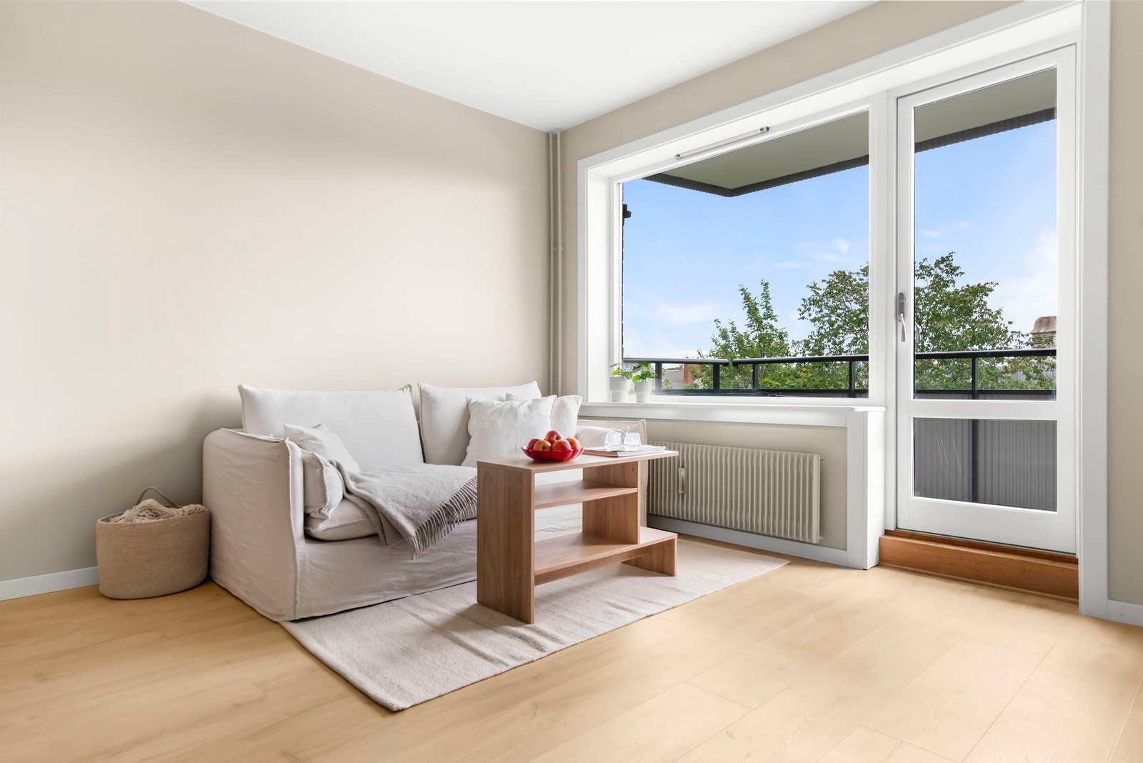 Leiligheten ligger i byggets 5. etasje med heisadkomst, og fremstår som svært ettertraktet med stor balkong. Galleribilde