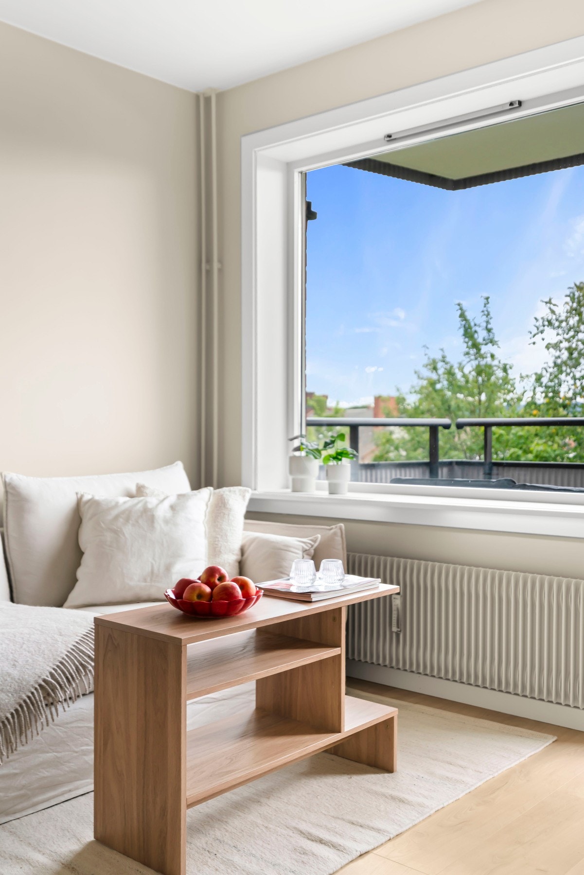 Leiligheten vender i sin helhet mot rolig, idyllisk bakhage. Galleribilde