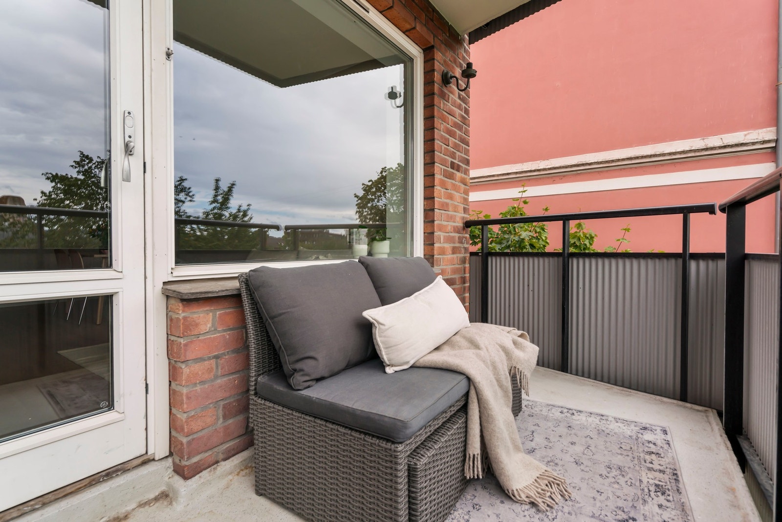 Balkongen har gode solforhold fra morgen til ut på formiddagen. Galleribilde