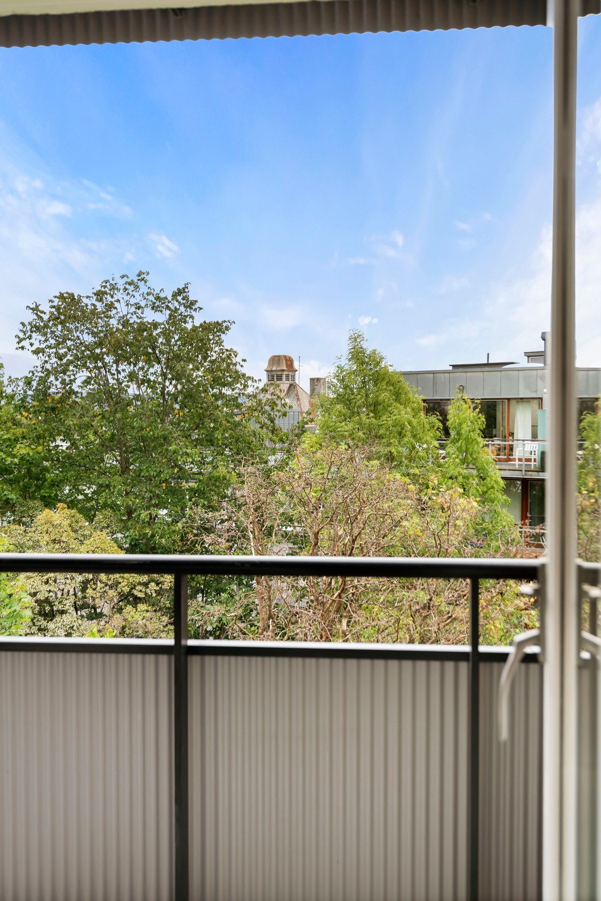 Store, gode vindusflater tilfører rommet rikelig med naturlig lys. Galleribilde