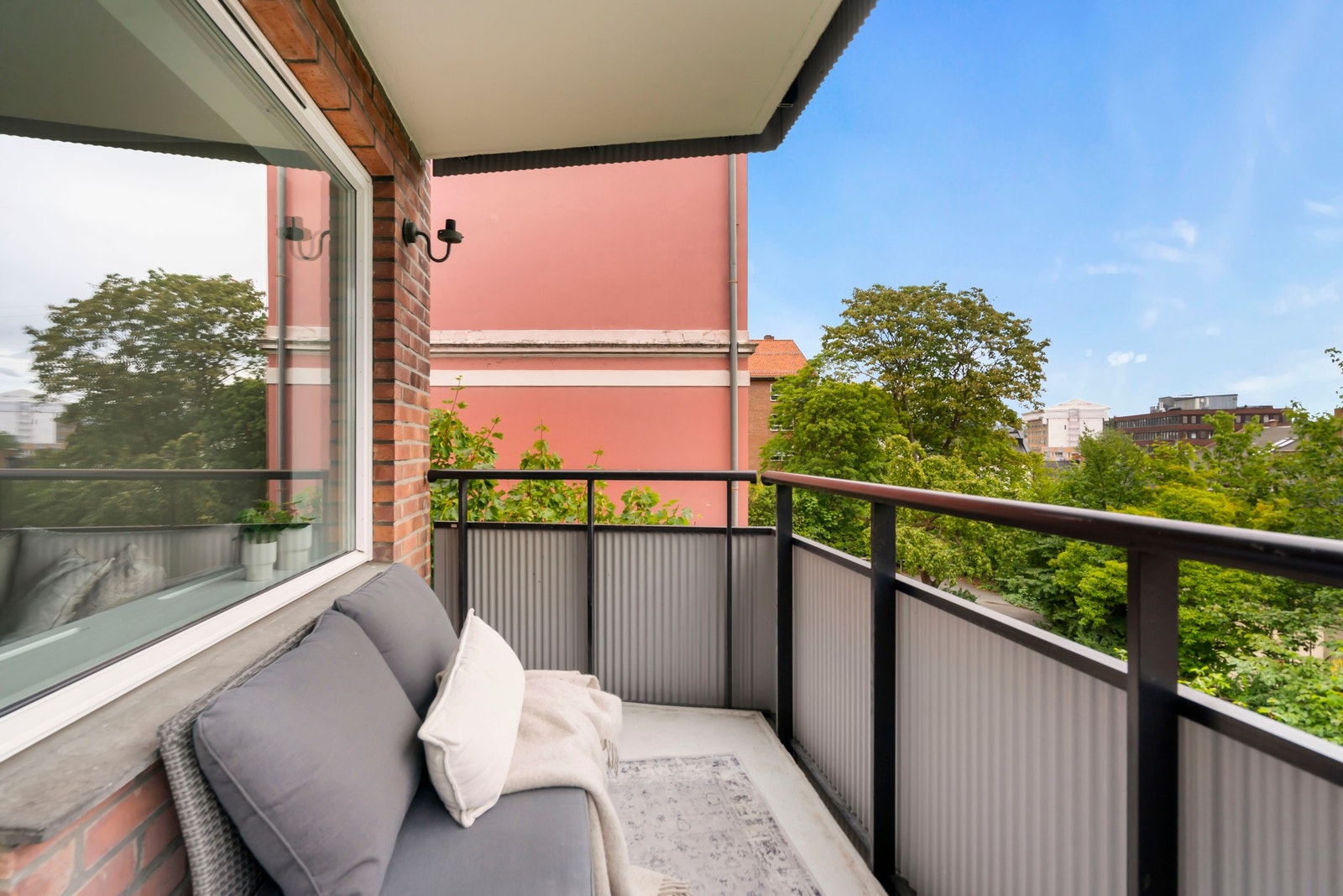 Balkongen har god plass til utemøbler, og vender mot sameiets idylliske hage. Galleribilde