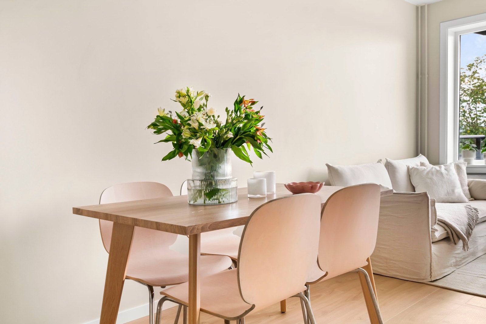 Leiligheten har gjennomgått en omfattende oppussing i 2024 og fremstår som svært innbydende. Galleribilde