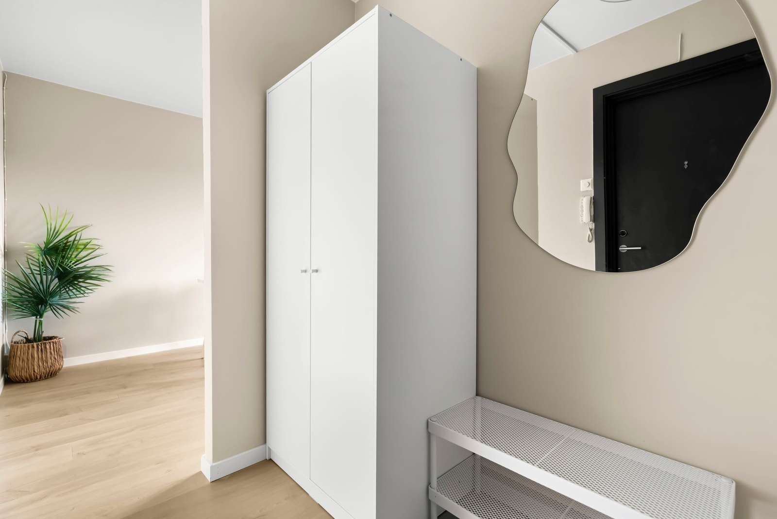 Velkommen inn! Bygget er utstyrt med heis som tar deg enkelt opp til denne flotte leiligheten i 5. etasje. Boligen har en innbydende entré som gir et godt førsteinntrykk. Yttertøy kan pent henges på knagger, og kan ytterligere oppbevares i garderobeskap. Galleribilde