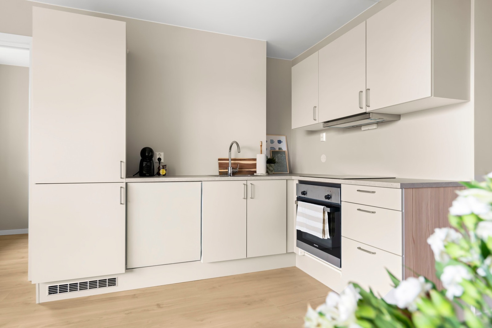 Kjøkkenet har opplegg for platetopp, oppvaskmaskin, stekeovn og kombi kjøl frys. Galleribilde