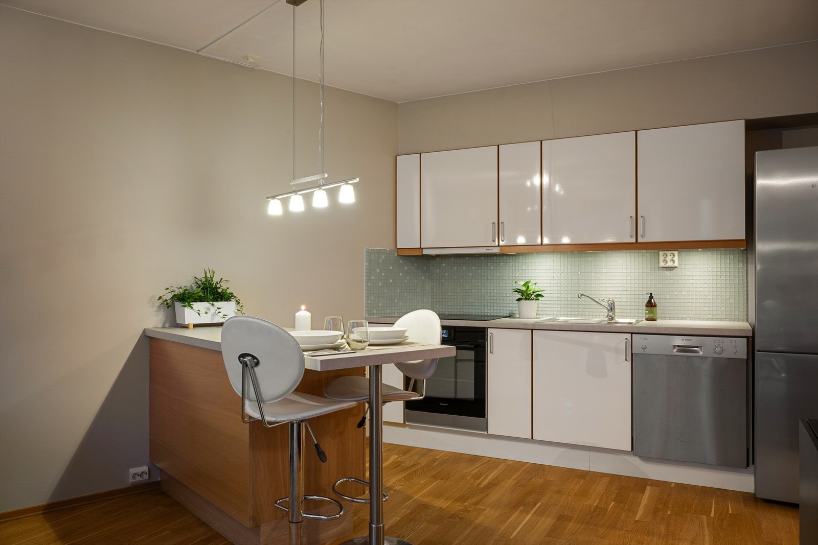 Kjøkkenet er innredet med glatte fronter og benkeplate av laminat. Galleribilde