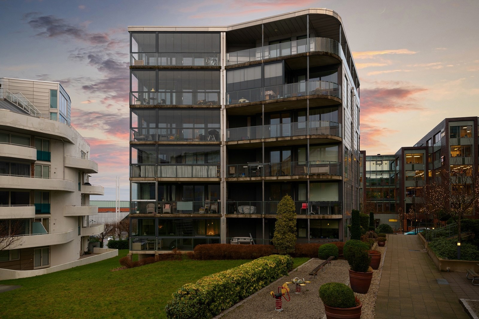 Dagligvarehandelen er enkel med Rema 1000 i nabobygget og Extra rett over gaten. Galleribilde