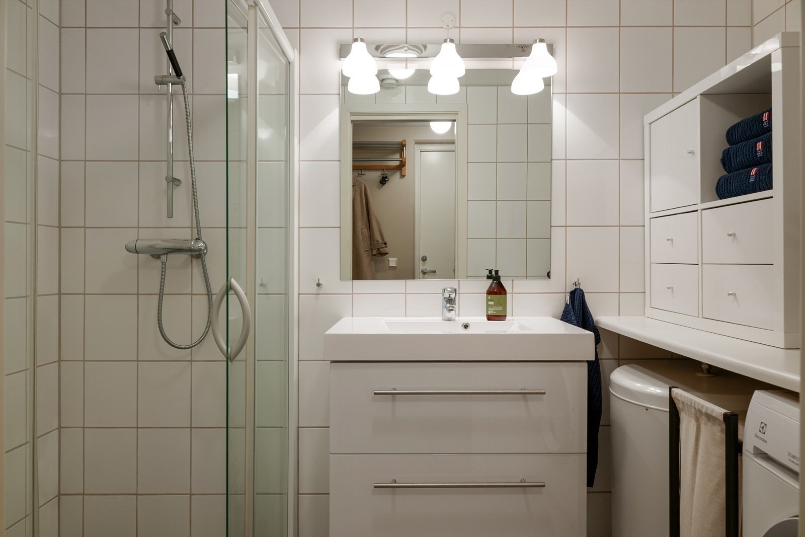 Tidløst og helfliset bad med varmeakbler i gulv. Galleribilde