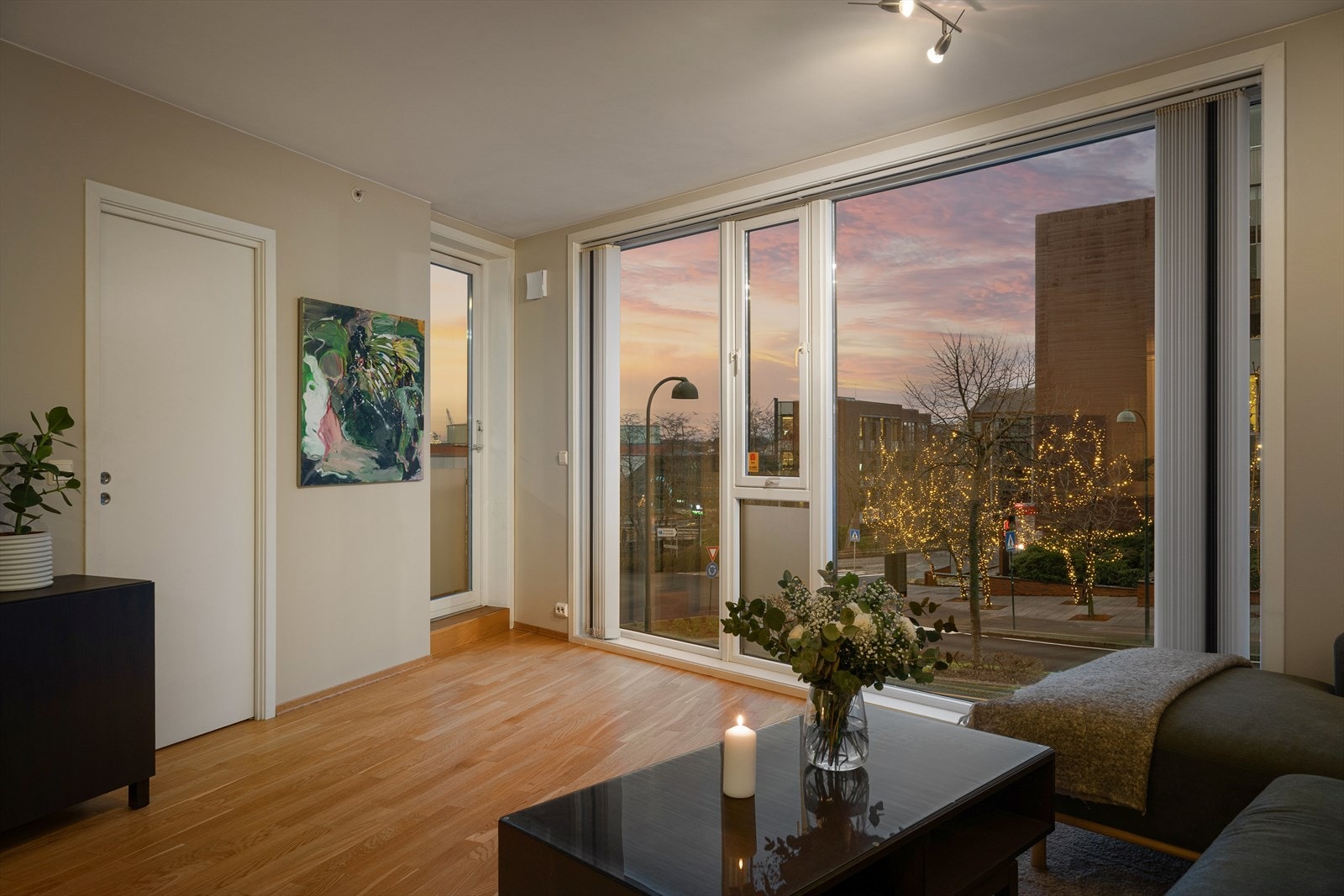 Store vindusflater som gir rikelig med lysinnslipp og en god romfølelse Galleribilde