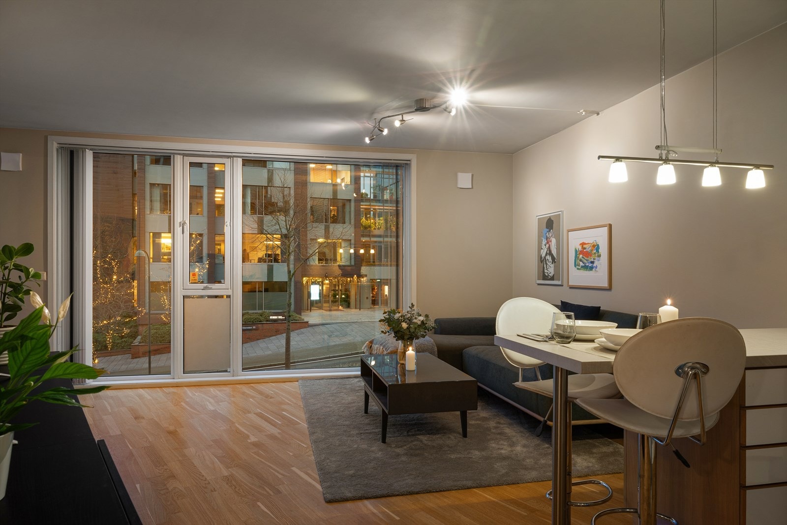 Leiligheten ligger i byggets høytliggende første etasje Galleribilde