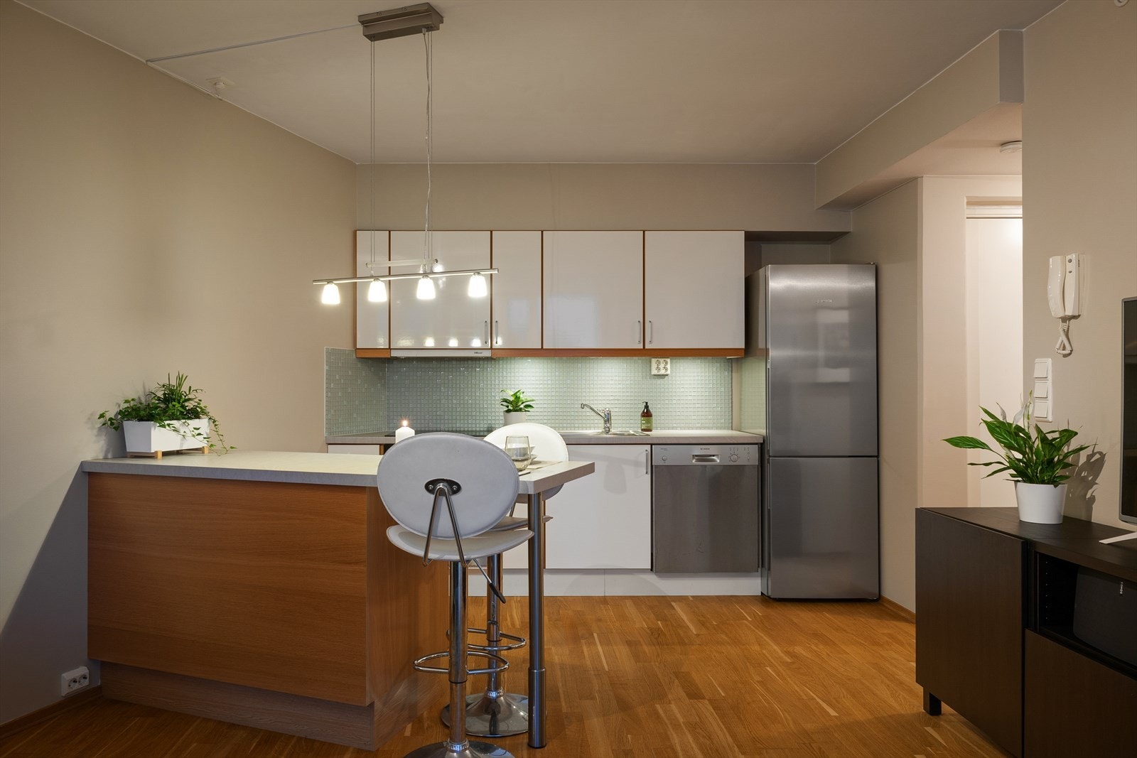 En funksjonell barløsning som både gir mer benkeplass og en naturlig spiseplass. Galleribilde