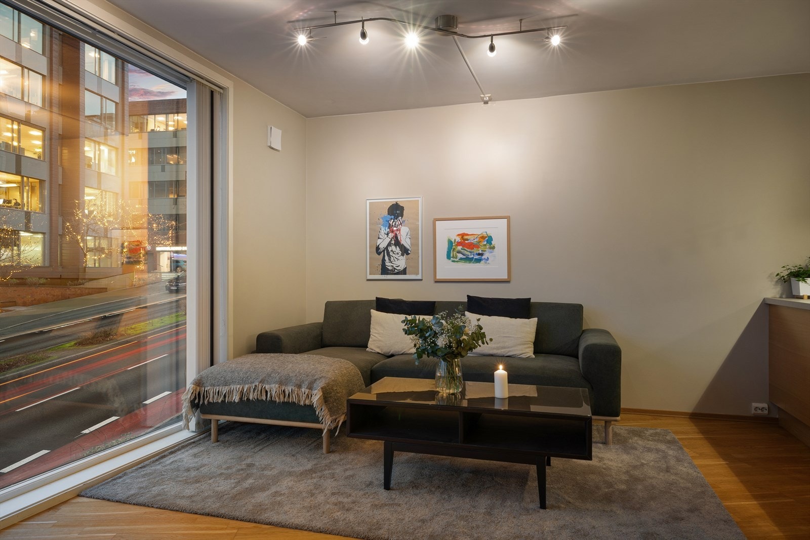 Gjennomgående eikeparkett, moderne detaljer som listfrie overganger og vegger malt i lyse og tidsriktige fargevalg. Galleribilde