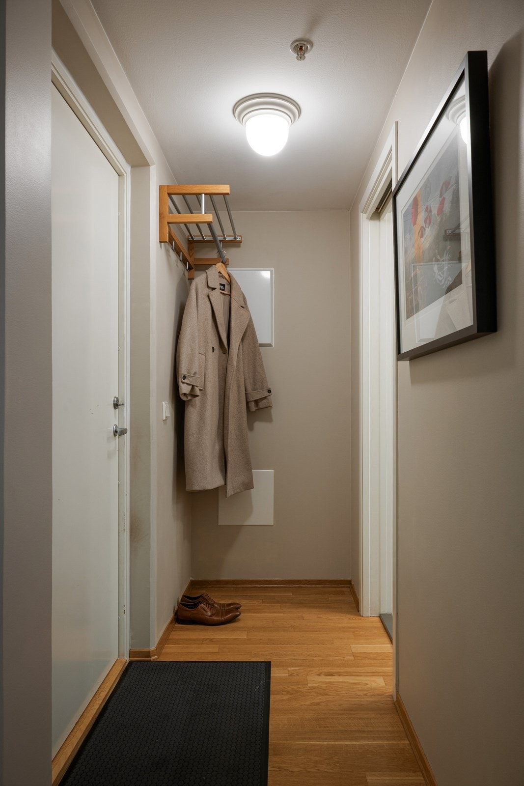 Lys entre med plass til og henge fra seg yttertøy Galleribilde