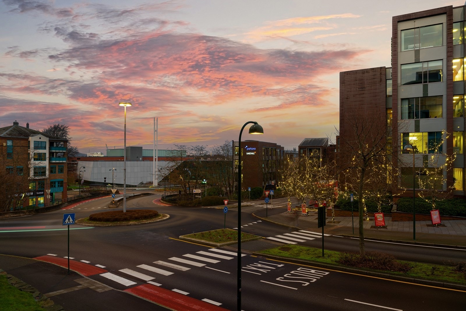 Leiligheten har en attraktiv og sentral beliggenhet på Bjergsted. Her bor du i rolige omgivelser, samtidig som du har kort vei til både sentrum, kulturtilbud og vakre grøntområder. Galleribilde