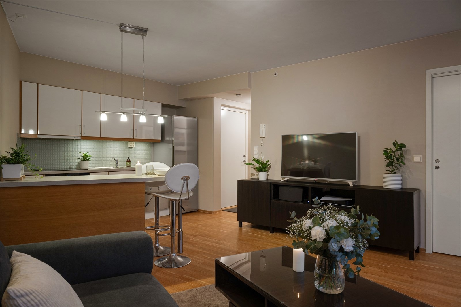 Stue og kjøkken i åpen løsning Galleribilde