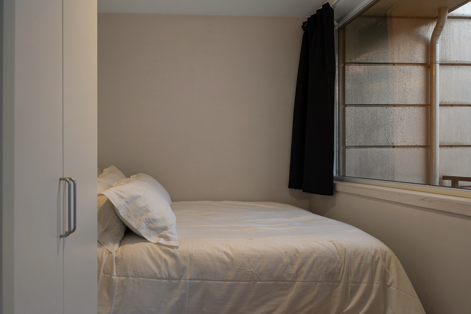 Soverom med garderobeskap Galleribilde