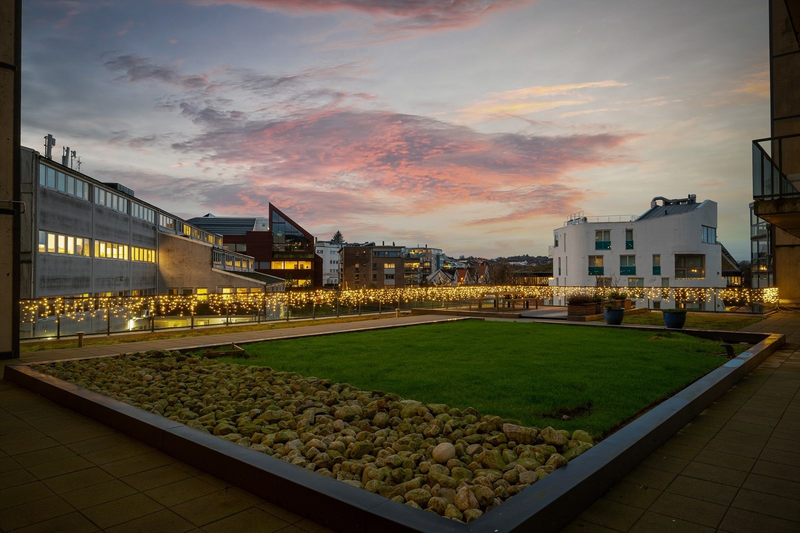 Sameiets fellestomt er parkmessig opparbeidet med asfalterte trapper og gangveier som snor seg gjennom frodige grøntarealer. På fellestomten er det satt opp lekeapparater og felles sittegrupper. Galleribilde