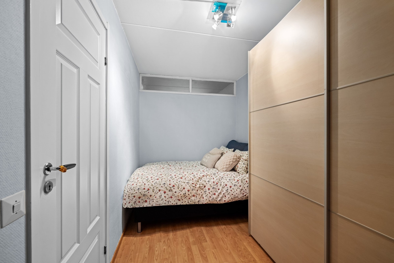 Soverommet har en fin størrelse med plass til seng og garderobeløsning. Galleribilde