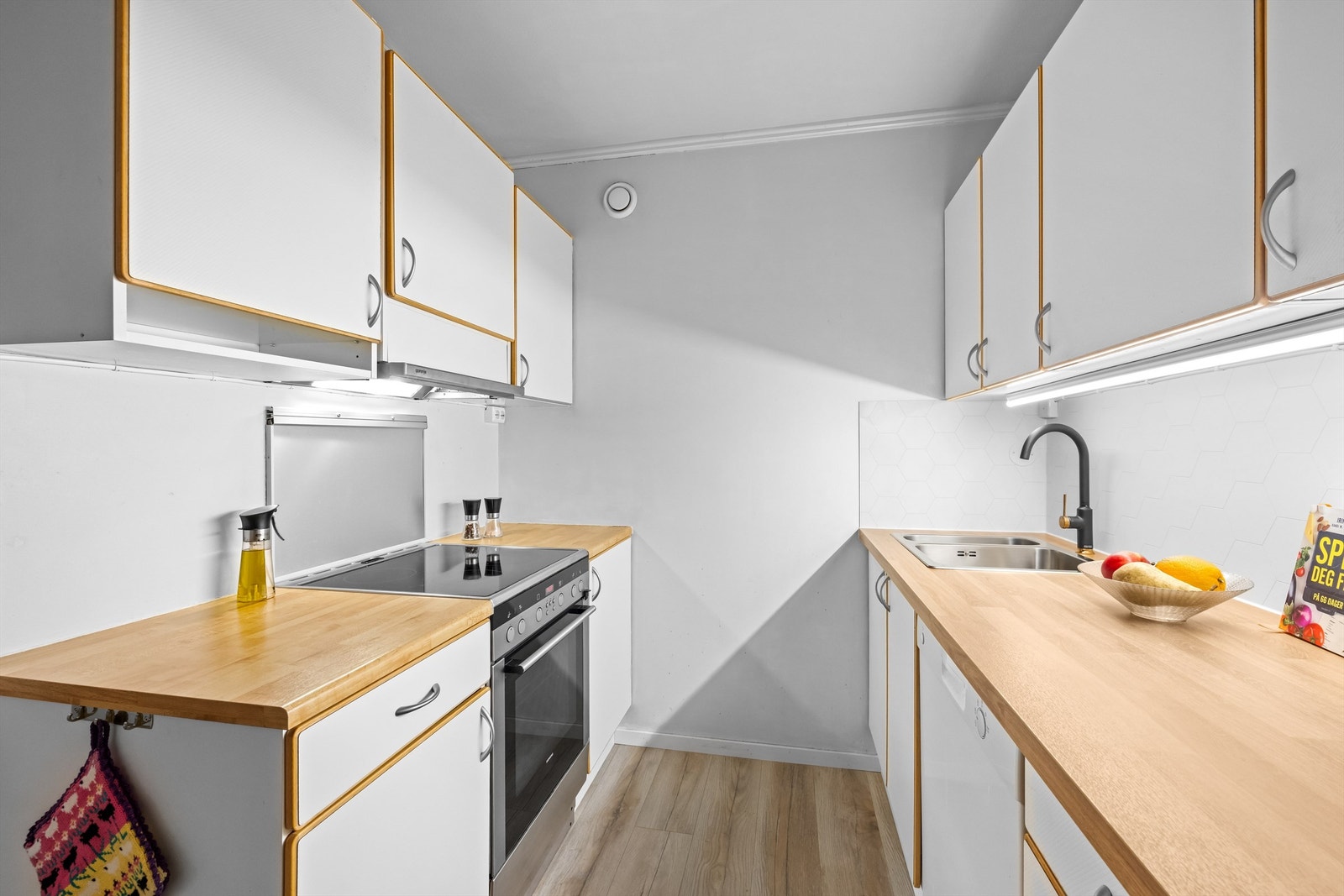 Kjøkkenet er delvis oppgradert i 2025 med blant annet ny benkeplate, kum og blandebatteri. Galleribilde