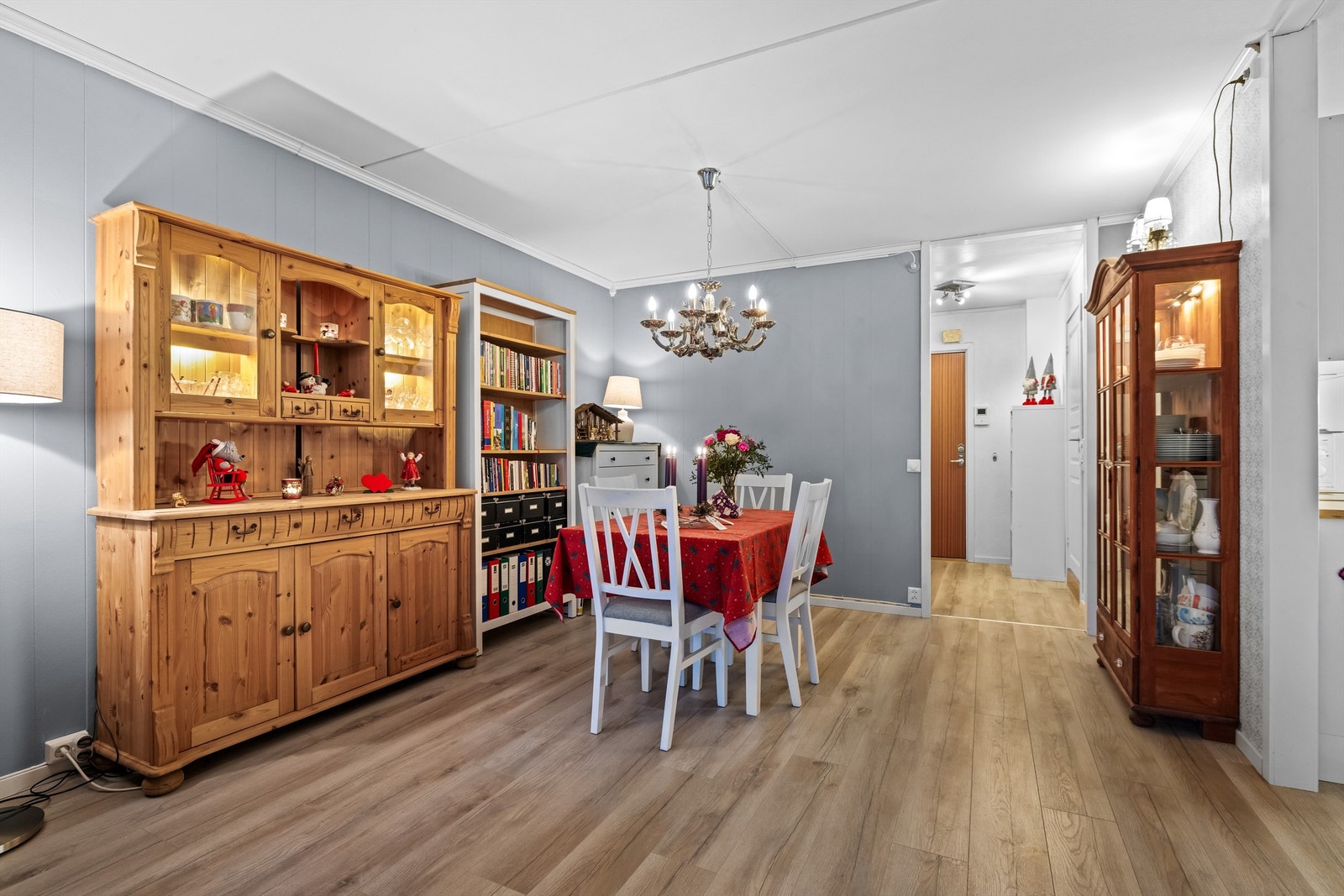 Gjennomgående laminatgulv binder sammen sonene i leiligheten på en helhetlig måte. Galleribilde