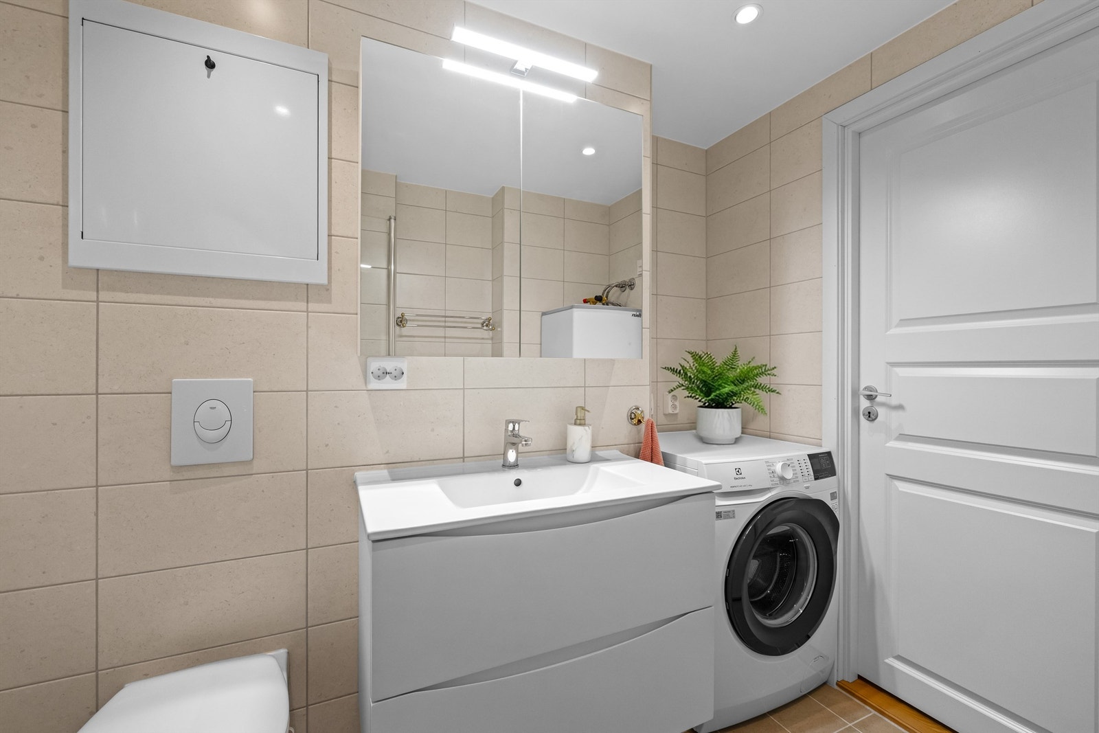 Vegghengt toalett fra Grohe og rør-i-rør-system gir en moderne og trygg standard. Galleribilde